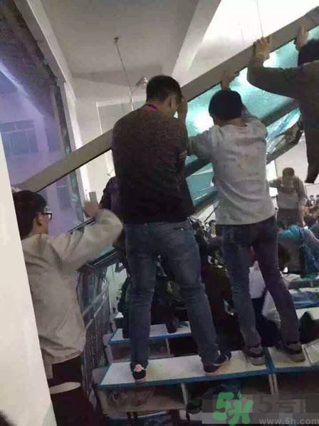 哪個(gè)學(xué)校學(xué)校窗戶突然倒塌？男生拼命護(hù)住女生 ！