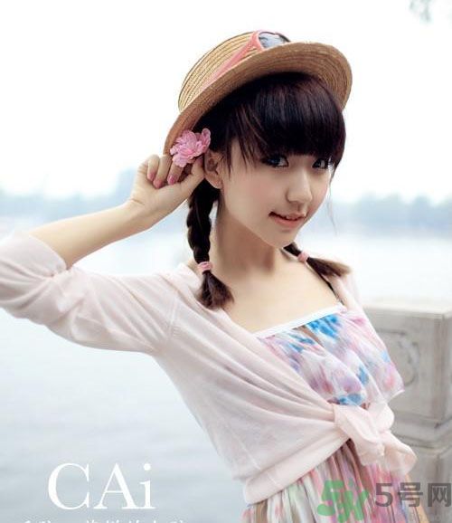 胸小的女生怎么穿衣服好看？胸小的女生怎么穿衣顯得胸大？
