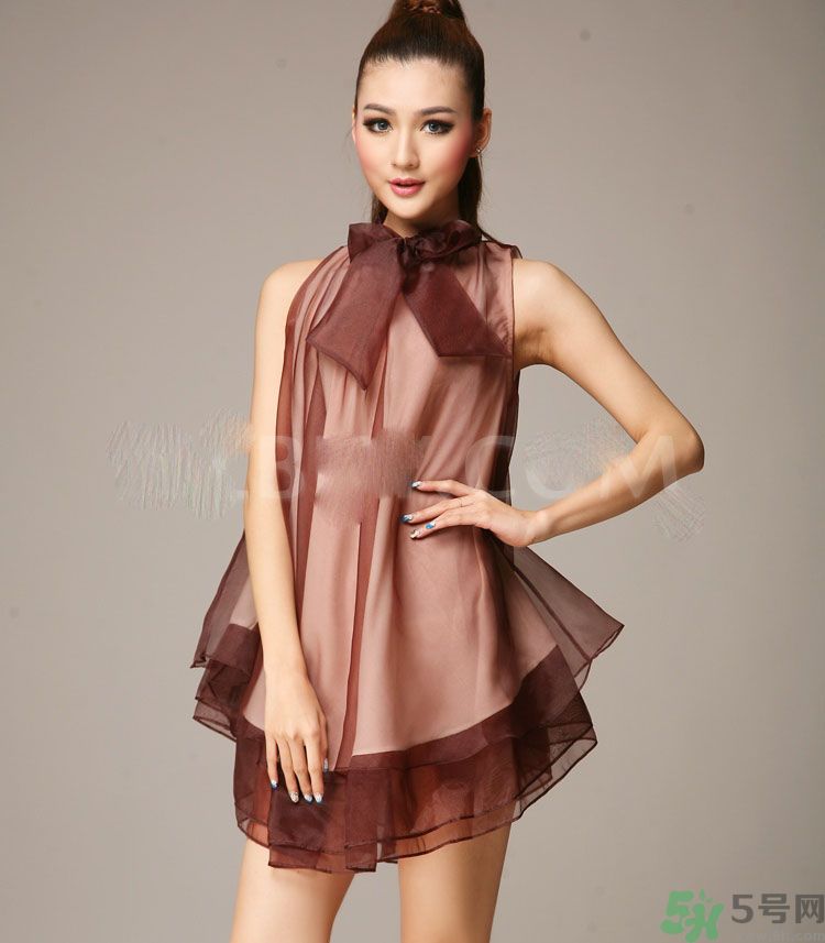 胸小的女生怎么穿衣服好看？胸小的女生怎么穿衣顯得胸大？