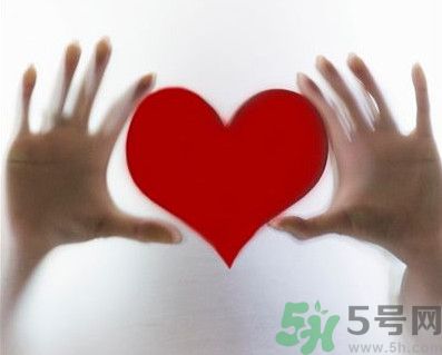 舌頭顏色發(fā)紫是什么原因？舌頭白白的是怎么回事？