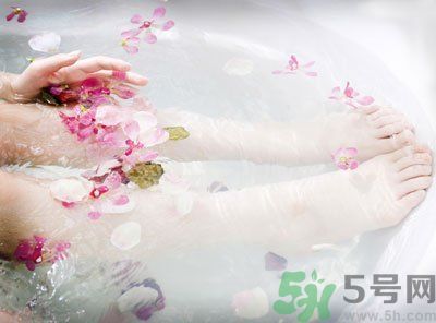用涼水洗腳還是熱水洗腳好？為什么熱水比涼水洗腳要好？