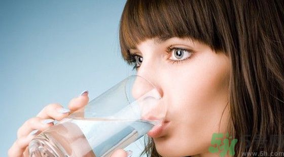 喝水能防腎結(jié)石嗎？喝水怎么預(yù)防腎結(jié)石？