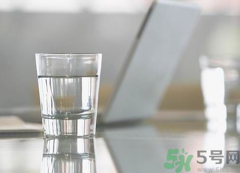 白開水隔幾天還能喝嗎？喝白開水要注意什么？