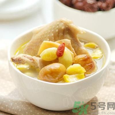 燉雞湯什么時候放鹽？燉雞湯不要先放鹽？