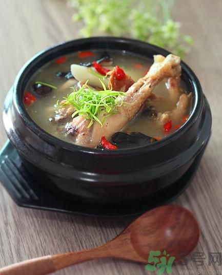 燉雞湯用冷水還是熱水？雞湯用冷水可以嗎？