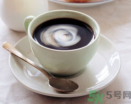 吃了感冒藥還可以喝咖啡嗎？感冒片和咖啡一起吃有什么影響？