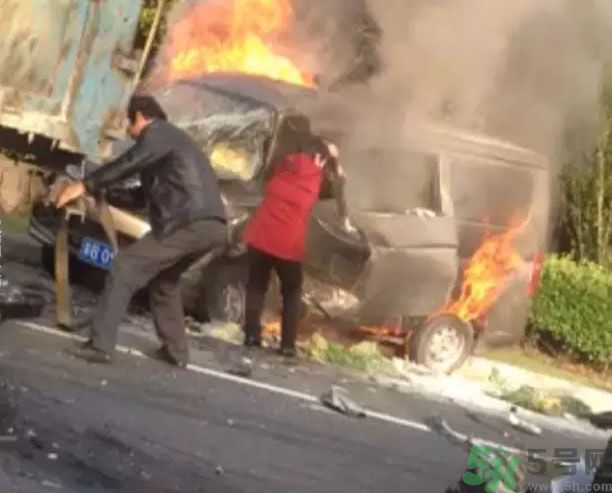 丈夫用盡全力推出妻子是怎么回事？ 遇到車禍我們如何自救？