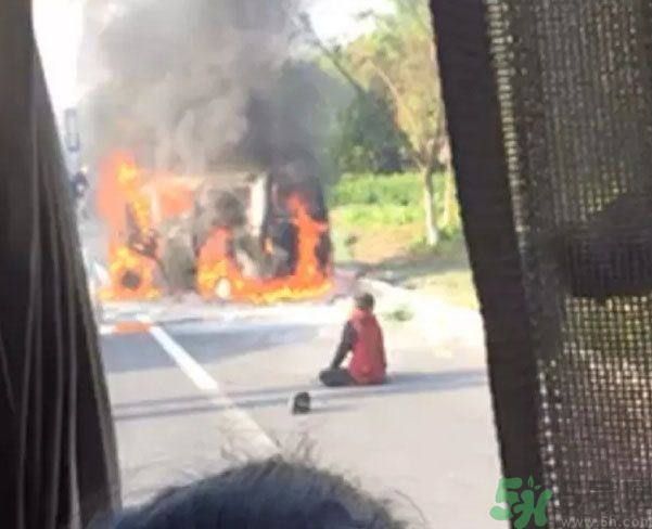 丈夫用盡全力推出妻子是怎么回事？ 遇到車禍我們如何自救？