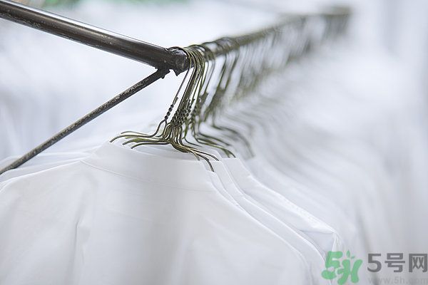 什么面料不容易皺？如何挑選不易皺的衣服？