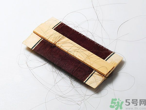 用哪種梳子不容易掉頭發(fā)？用什么梳子梳頭防掉發(fā)？
