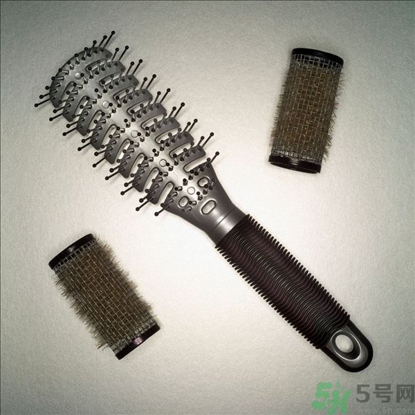長卷發(fā)應(yīng)該用什么梳子梳頭發(fā)？卷發(fā)用什么梳子最好？