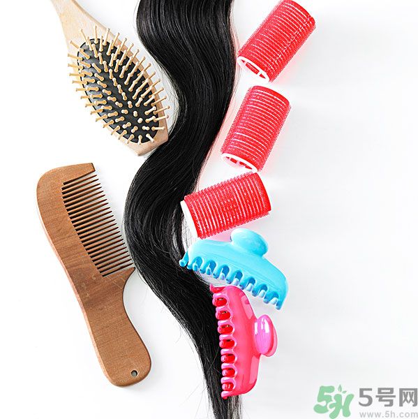 長卷發(fā)應(yīng)該用什么梳子梳頭發(fā)？卷發(fā)用什么梳子最好？