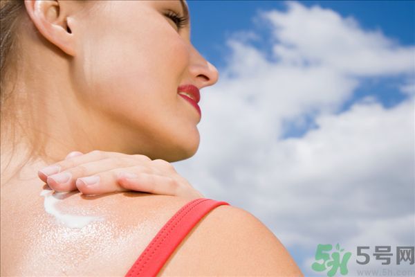 為什么涂了防曬霜還是會曬黑？涂防曬霜要注意什么？