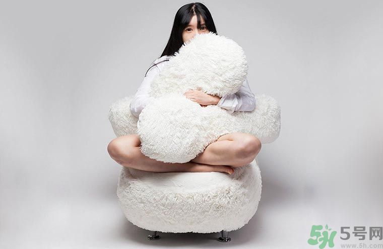 一個(gè)人適合什么樣的沙發(fā)？選購(gòu)沙發(fā)要注意什么？