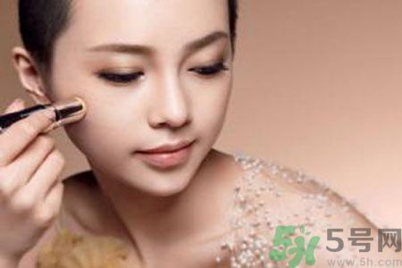 額頭出油是什么原因？額頭出油怎么辦？