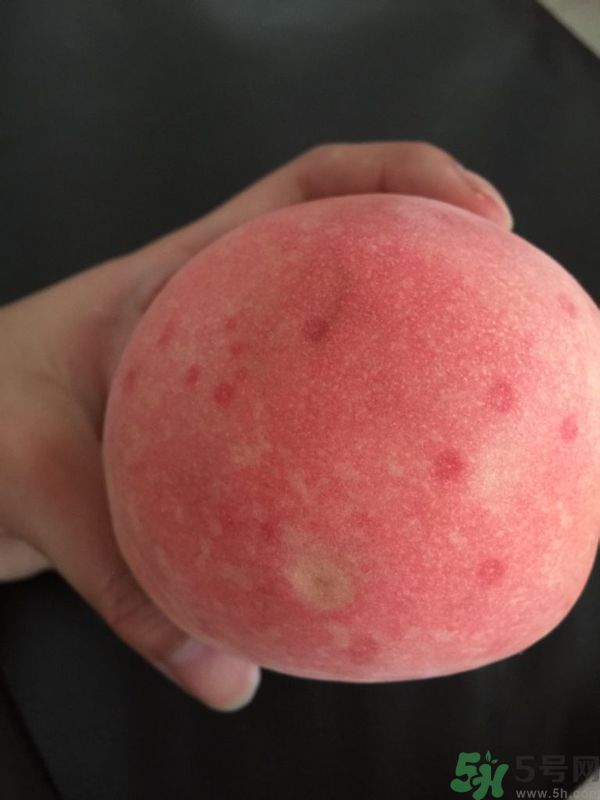 桃子上有紅點能吃嗎？桃子上有黑點可以吃嗎？