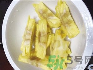 菠蘿里面發(fā)黑是為什么？發(fā)黑的菠蘿能吃嗎？
