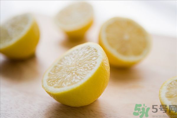 檸檬汁蛋清面粉做面膜能祛斑嗎？檸檬汁蛋清面粉能做面膜嗎？