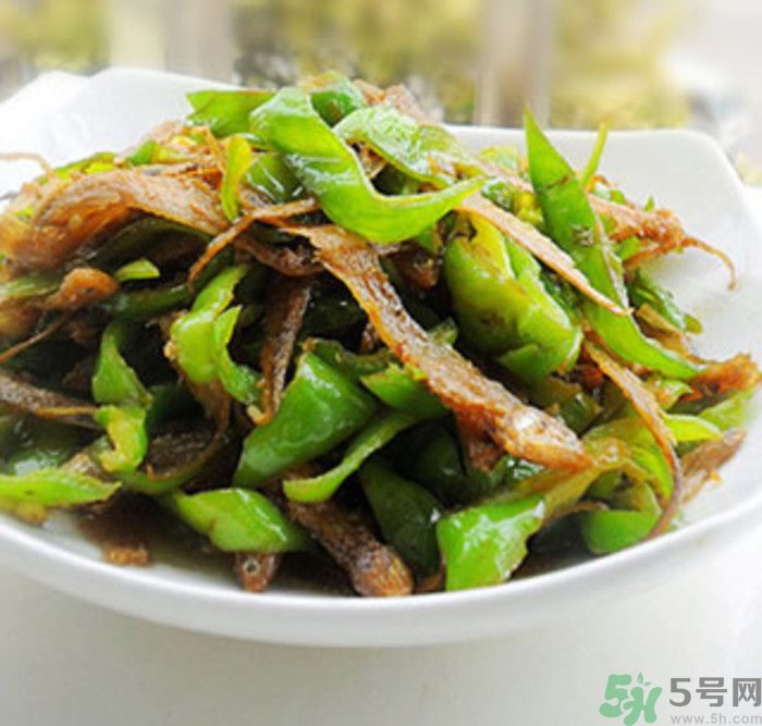 油燜干魚怎么做的？干魚怎么炒好吃？