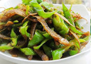 油燜干魚怎么做的？干魚怎么炒好吃？