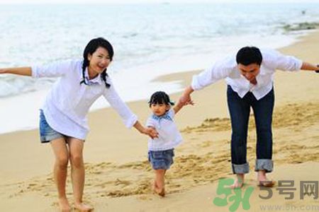 男童ktv熊抱強(qiáng)吻陪唱小姐是怎么回事？如何加強(qiáng)孩子的品德修養(yǎng)？