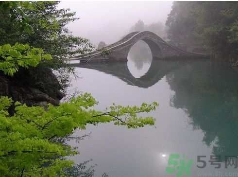西安一高校多名學生嘔吐腹瀉原因是什么？多名學生嘔吐腹瀉是哪個學校？