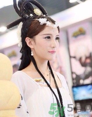 陜西最美媽媽是誰？陜西最美媽媽當街哺乳被棄女嬰是怎么回事？