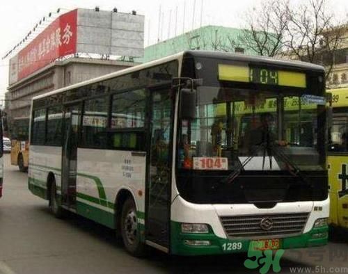 開蘭博基尼上下班的人是誰？開蘭博基尼上下班開的是哪輛公交車？