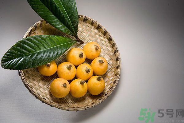 枇杷能跟百合一起煮嗎？ 枇杷能和銀耳一起煮嗎？