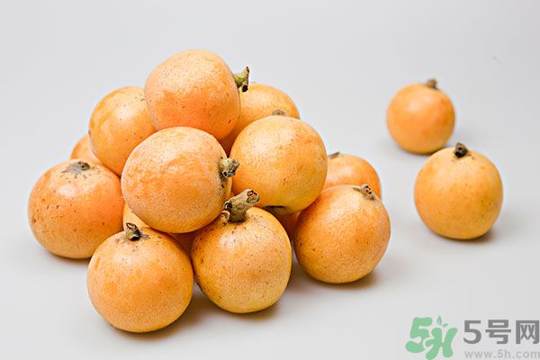 枇杷能跟百合一起煮嗎？ 枇杷能和銀耳一起煮嗎？
