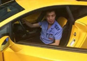 開蘭博基尼上下班的人是誰？開蘭博基尼上下班開的是哪輛公交車？