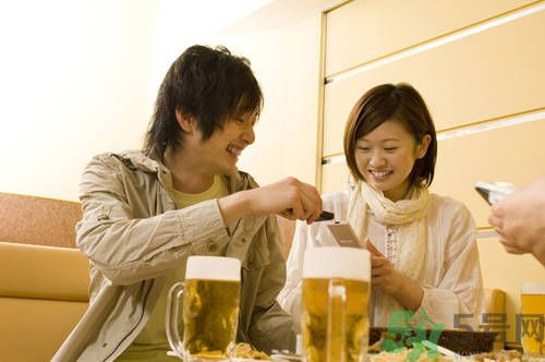 過期啤酒能喝嗎？過期啤酒喝了會怎么樣？