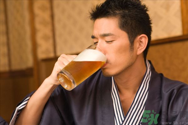 過期啤酒能喝嗎？過期啤酒喝了會怎么樣？