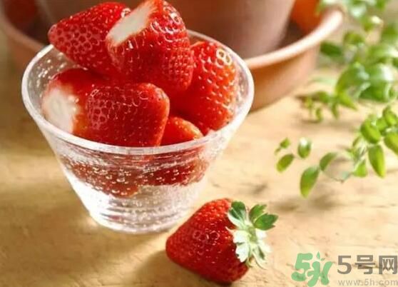 楊梅可以和草莓一起吃嗎？楊梅能和草莓一起吃嗎？