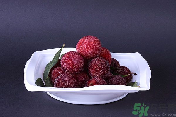 吃楊梅時(shí)可以喝茶嗎？吃楊梅時(shí)喝茶有什么壞處？
