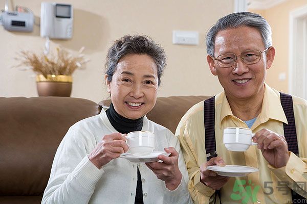 吃楊梅時(shí)可以喝茶嗎？吃楊梅時(shí)喝茶有什么壞處？