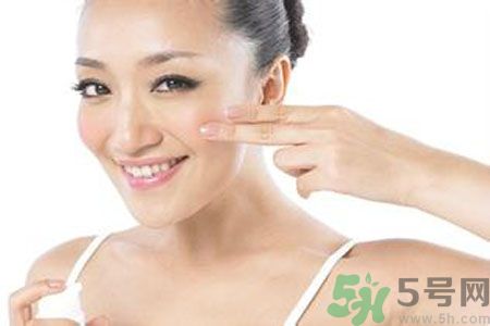 為什么夏天容易長(zhǎng)雀斑？夏天長(zhǎng)雀斑了怎么辦？