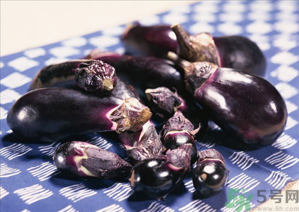 茄子里面發(fā)棕色能吃嗎？茄子里面有褐色能吃嗎？