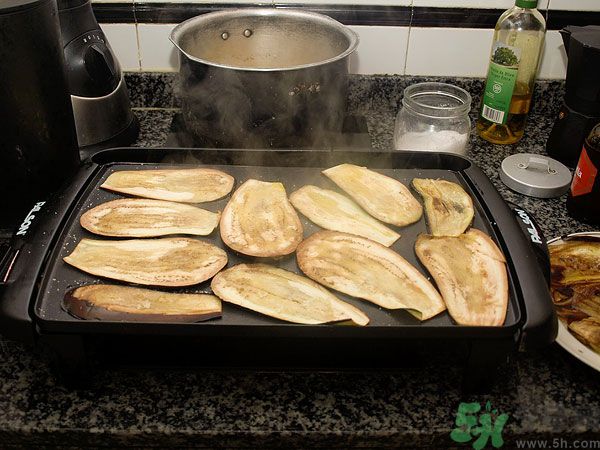 茄子里面發(fā)棕色能吃嗎？茄子里面有褐色能吃嗎？