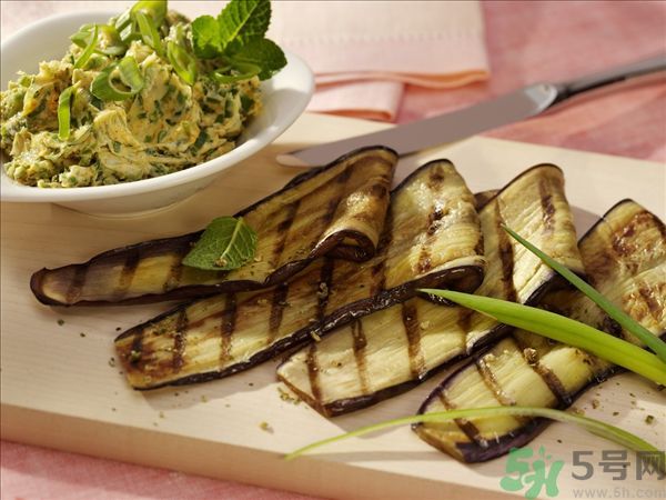 茄子里面發(fā)棕色能吃嗎？茄子里面有褐色能吃嗎？