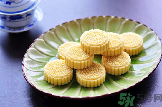吃綠豆糕能喝啤酒嗎？吃綠豆糕喝啤酒好不好？