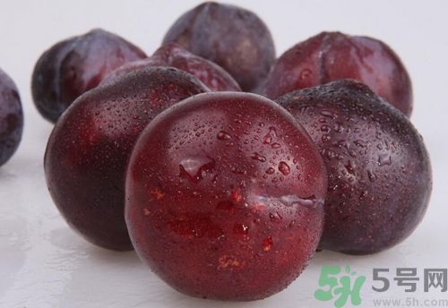 李子紅色甜還是黑色甜？李子黑色的比較甜嗎？