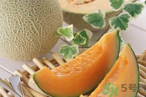 吃哈密瓜可以喝可樂(lè)嗎？喝可樂(lè)可以吃哈密瓜嗎？