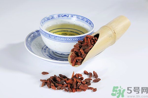 泡枸杞要用開(kāi)水嗎？泡枸杞的水越熱越好嗎？