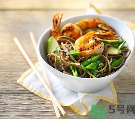 生菜可以和蝦一起吃嗎？生菜和蝦一起吃可以嗎？