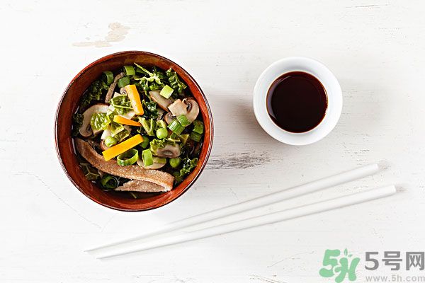 涼拌生菜放生抽還是老抽？涼拌菜放什么醬油好？
