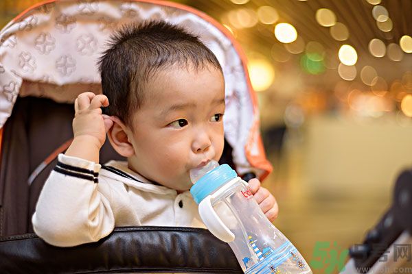 如何讓寶寶養(yǎng)成愛喝水的習慣？兒童智能水杯有啥功能？