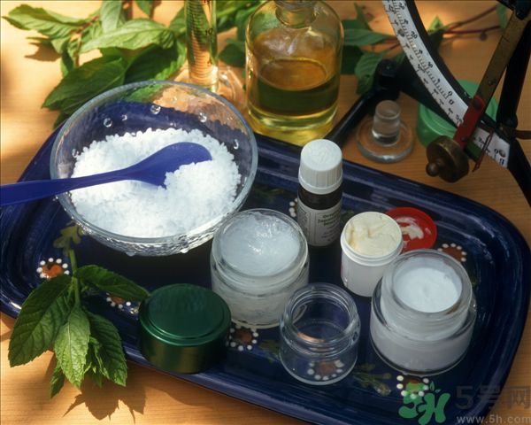 去年沒用完的防曬霜今年還能用嗎？擦護(hù)膚品直接用手取好嗎？