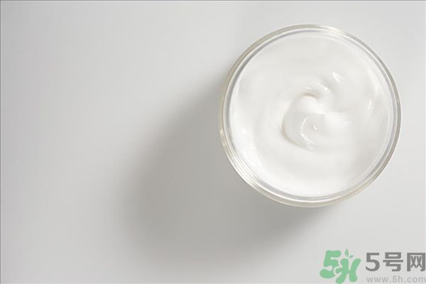 去年沒用完的防曬霜今年還能用嗎？擦護(hù)膚品直接用手取好嗎？