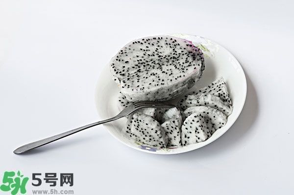火龍果外面發(fā)霉了里面還能吃么？火龍果外皮爛了還能吃嗎？